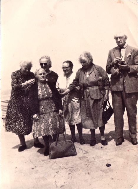 Een bordkartonnen versie van bomma ging altijd mee zodat het leek alsof ze veel reisde.